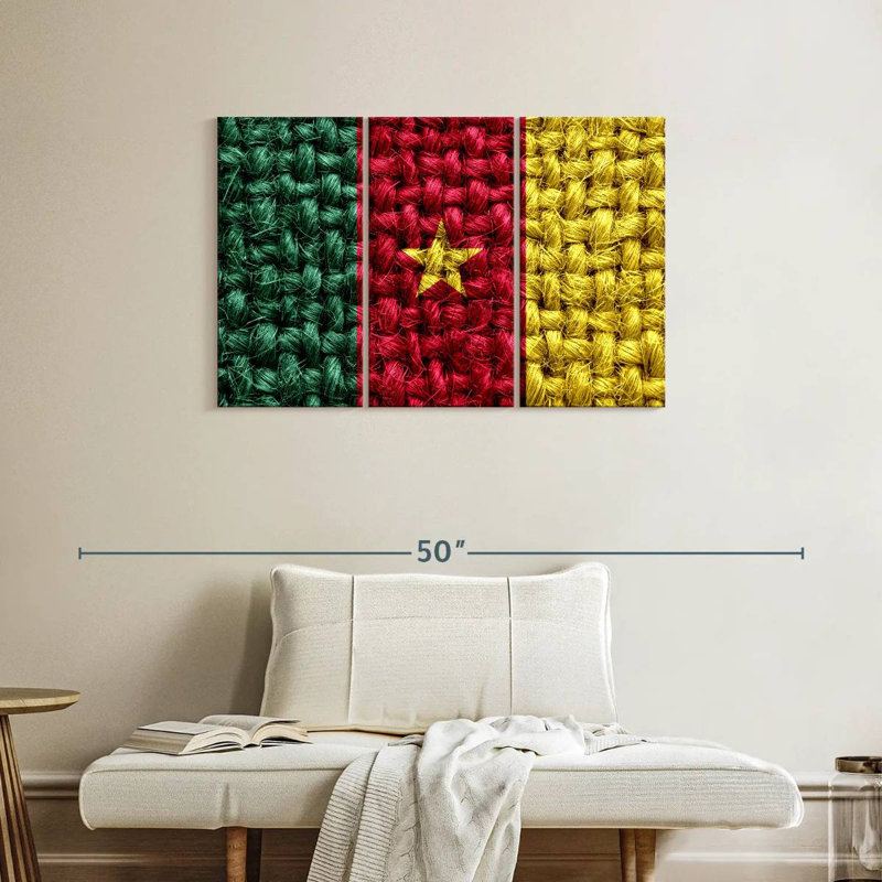 Tissage de paille avec le drapeau camerounais, H 24 po x l 38 po