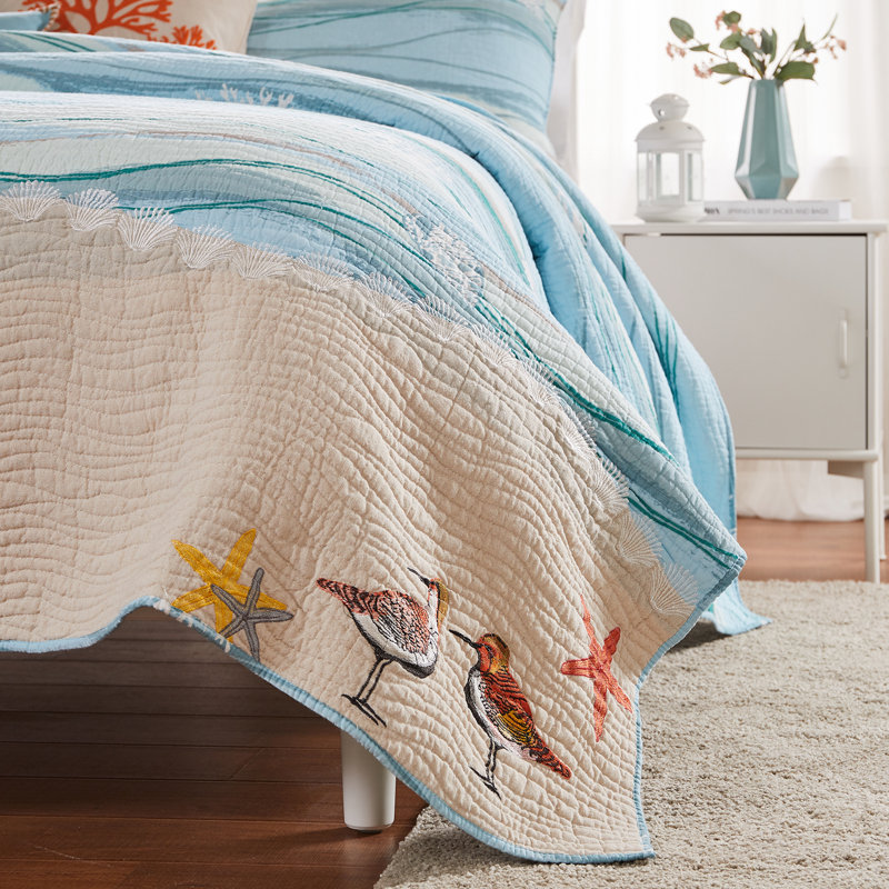 Coastal King-Sized Reversible Cotton Quilt Set in Ocean Blues