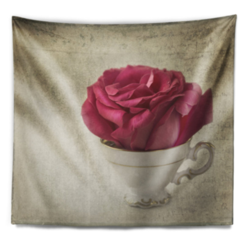 Tapisserie photographique «Red Rose in Cup», H 78 po x l 92 po