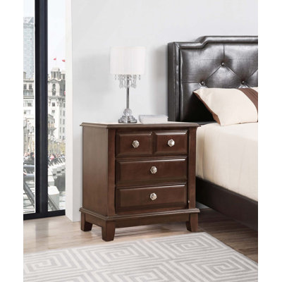 Table de chevet contemporaine en bois avec tiroirs coulissants pour un rangement fonctionnel dans la chambre à coucher et un espace de retraite confortable