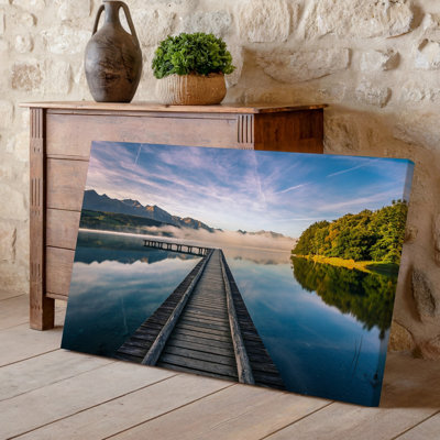 Toile, "Tranquil Lakeside Scene Doté d'une longue jetée en bois", art mural dans un lac serein et vitreux entouré de majestueux, art mural