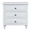 Adoptez une organisation sophistiquée avec une armoire de chevet dotée de trois tiroirs robustes, offrant suffisamment d'espace pour ranger des objets personnels et simplifier votre routine quotidienne.-313392311