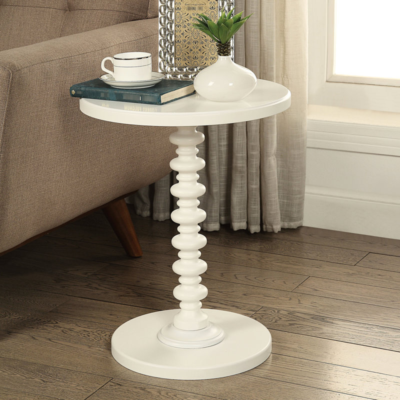Table d'appoint Timeless Charm en blanc - Design artisanal en bois avec détails complexes et décoration