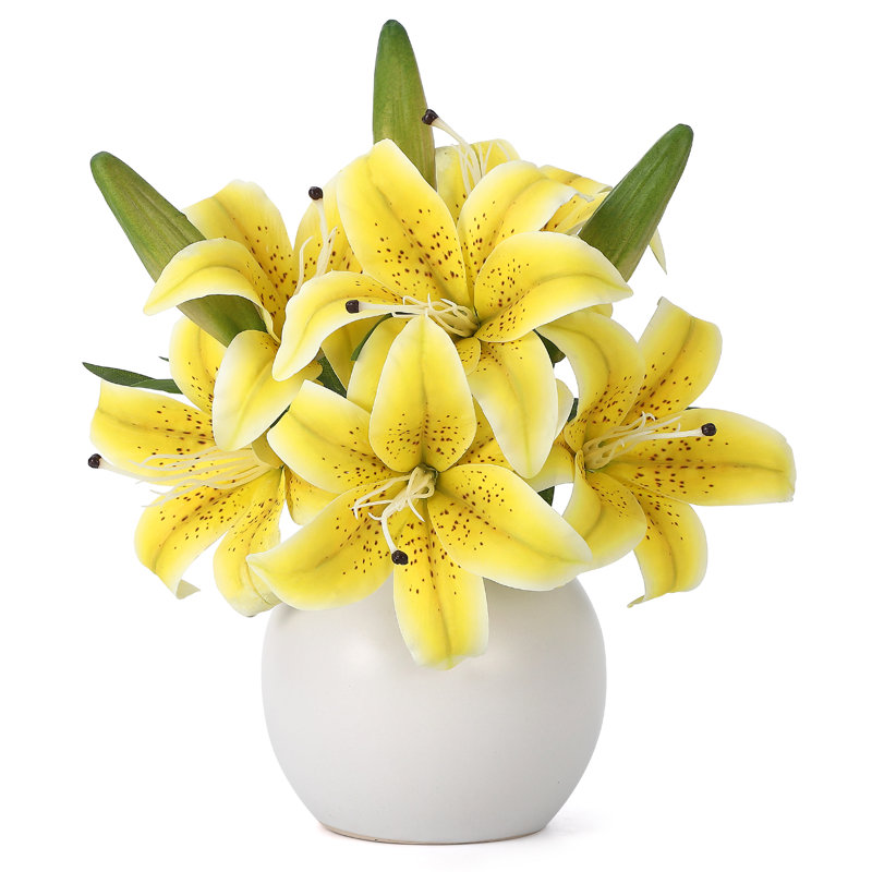 Fleurs de lys artificiels dans un vase en céramique, Jaune