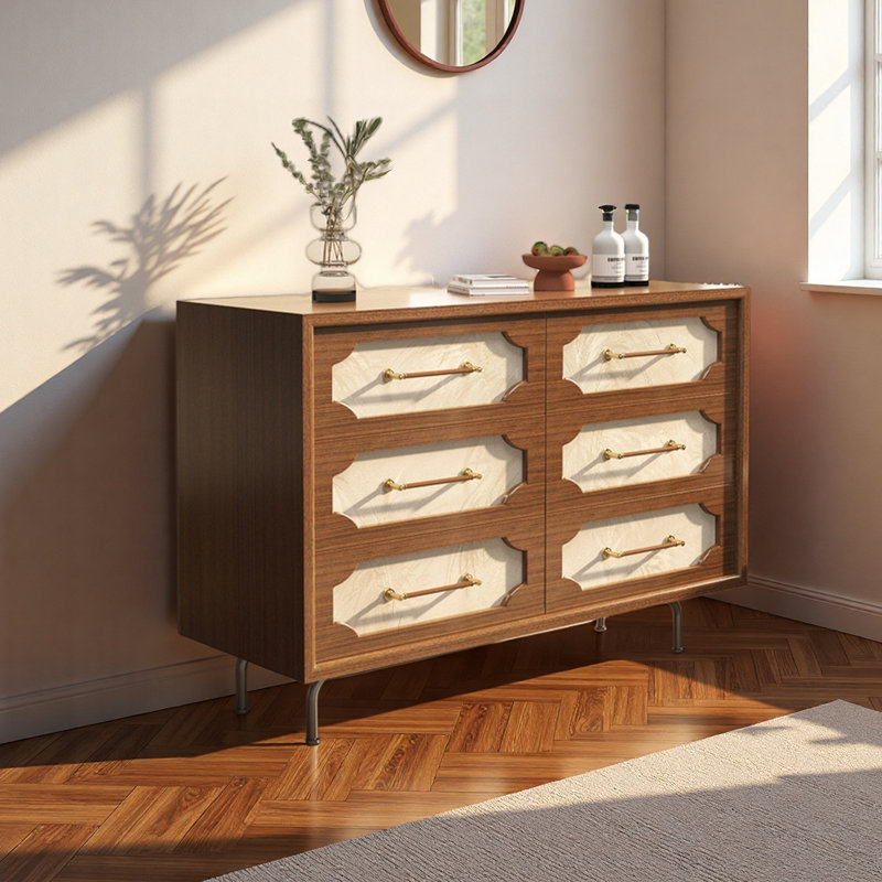 Commode à tiroirs de style français.