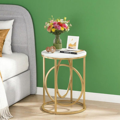 Table d'appoint contemporaine en forme de O en métal doré - Table de bout en marbre blanc pour la décoration intérieure