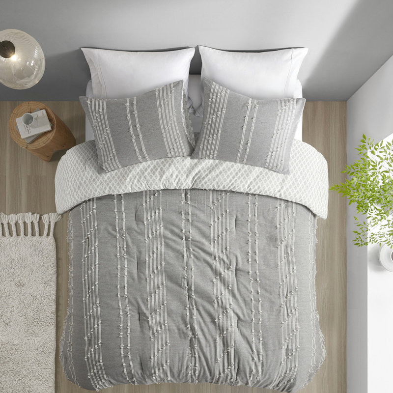 Literie en coton gris double / grand. Tissu 100% avec rayures verticales. Motif sur l'envers gris. 2 taies décoratives assorties. Lavable à la machine. . Barre de luxe cachée.