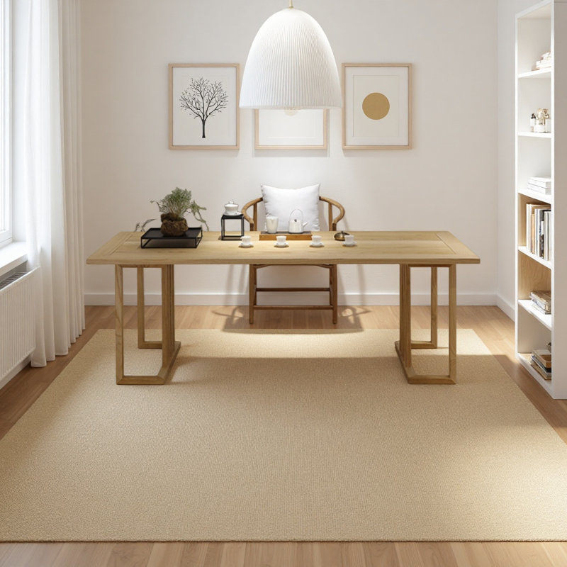 Un bureau en pin robuste avec des bords lisses et un design