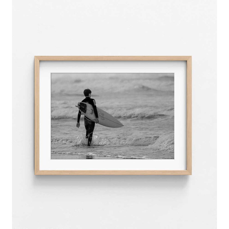 «Surfer in the Waves» - reproduction de photographie côtière en noir et blanc, H 24 po x l 32 po, Tanné