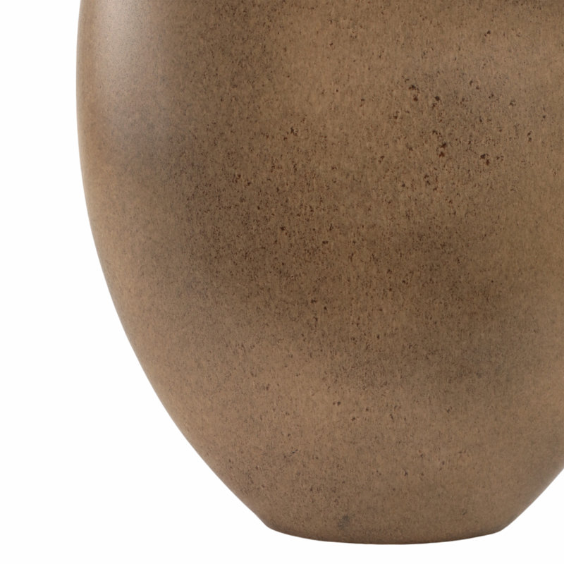Vase en poterie fabriqué à la main avec forme organique et détails texturés