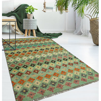 Tapis vert Khyli Ademi Lt.