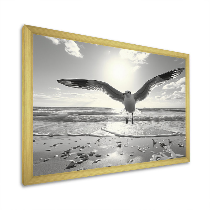 Grey Beach Seagulls in Flight IV - reproduction, Cadre doré à une seule photo, H 16 po x l 32 po x P 1 po