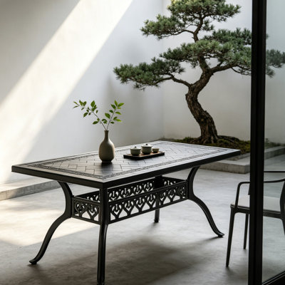 Table de salle à manger rectangulaire d'extérieur en fonte d'aluminium avec cadre de table texturé noir thermolaqué à chevrons et patins en nylon antidérapants pour le jardin extérieur