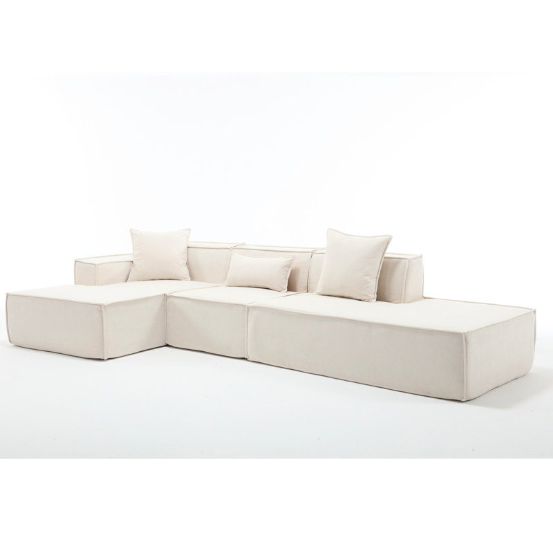 Tissu beige de style moderne avec des coussins modulaires pour un intérieur spacieux et polyvalent