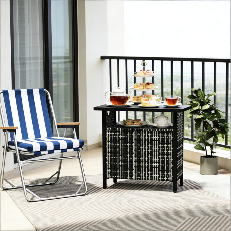 Table basse d'extérieur avec rangement pour serviettes, spacieuse et résistante aux intempéries, sur une structure en acier élégante. Armoire de rangement avec cadre fiable pour piscine.