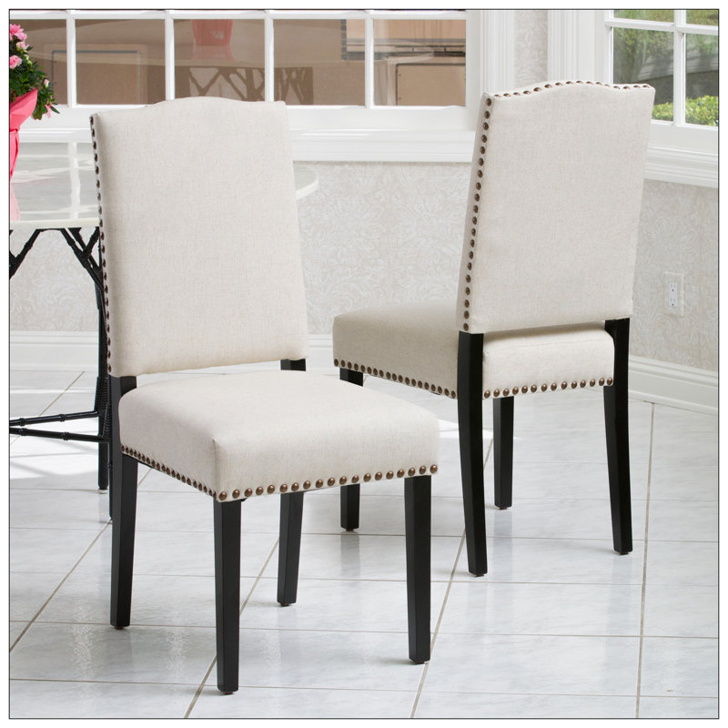 Chaise à manger Madison KD STUD avec revêtement en polyester beige et clous bronze pour une assise élégante et confortable