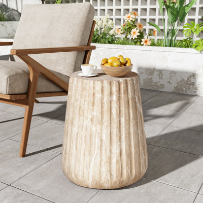 Table d'appoint dorée d'extérieur, adaptée à divers environnements intérieurs et extérieurs, hauteur 47 cm, largeur et profondeur 41 cm, béton léger, tons neutres, meuble polyvalent, hauteur et profondeur en pouces.