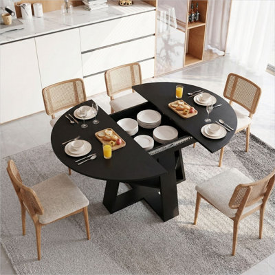 Table de salle à manger ronde extensible noire non finie, avec détails en bois massif, étagères et pouvant accueillir de 4 à 8 personnes.