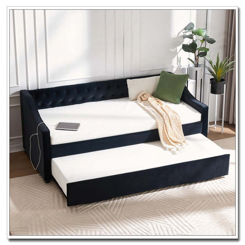 Lit de jour rembourré avec couchette, port USB, poches latérales, lit de jour en velours avec bouton sur le dos et passepoil sur les accoudoirs ondulés
