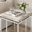 Charmante table de bout en chêne naturel avec finition chromée pour décors polyvalents