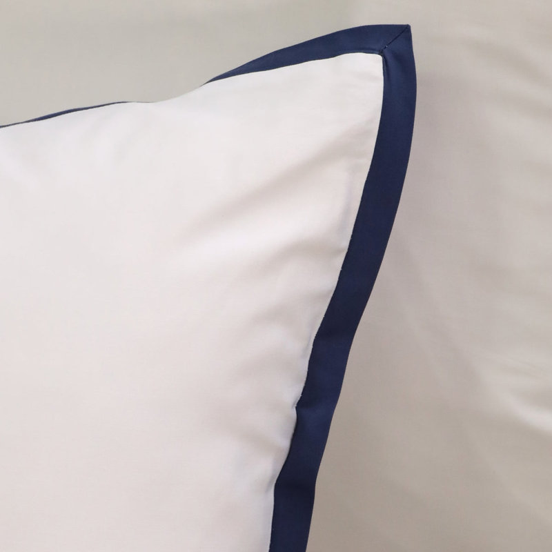 Taie décorative en satin de coton Langston, Blanc / bleu marine