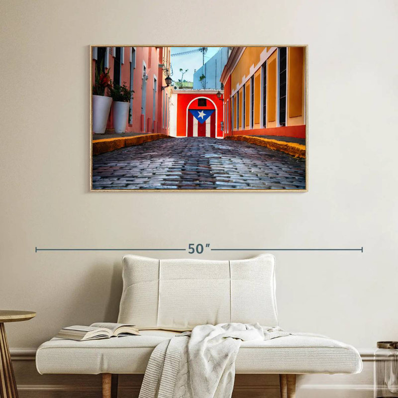 Rue pavée dans le vieux San Juan, Cadre flottant en bois naturel, 40 po x 27 po