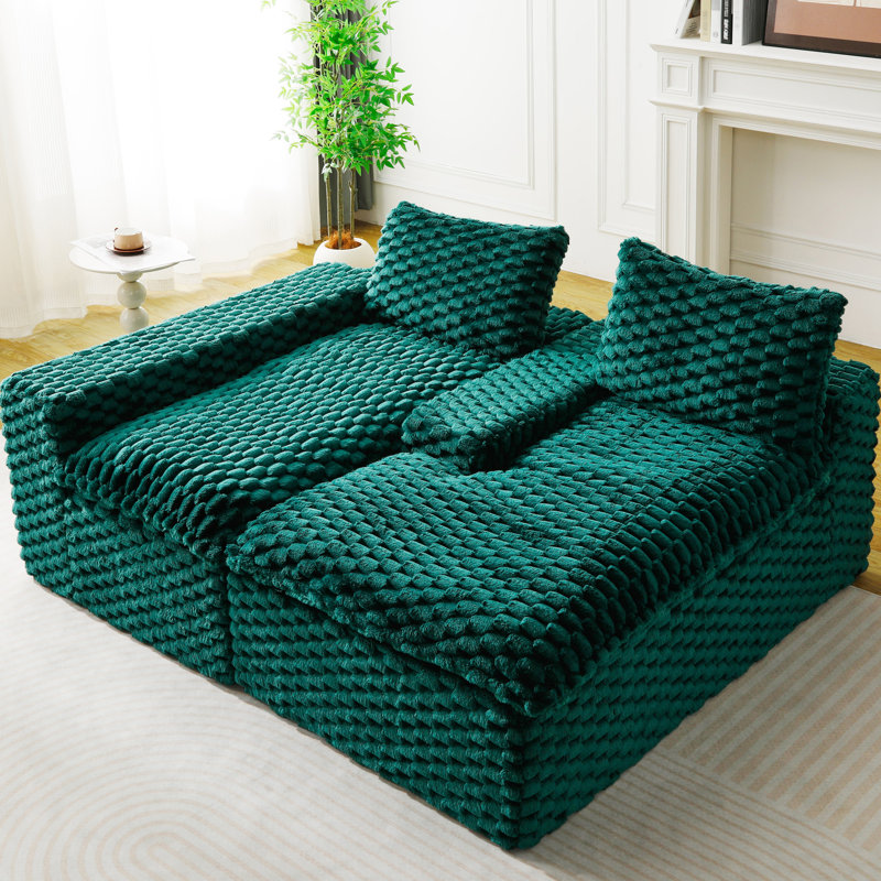 Canapé convertible en velours Turtle avec méridienne à gauche et banquette double, modulable et transformable en L ou en canapé droit pour s'adapter à différents espaces. Position assise face à la méridienne, idéale pour regarder la télévision.