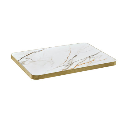 Plateau de table en pierre frittée blanche de 30 po x 48 po avec veines de marbre doré et gris subtil et bordure en aluminium doré, pour une utilisation intérieure / extérieure