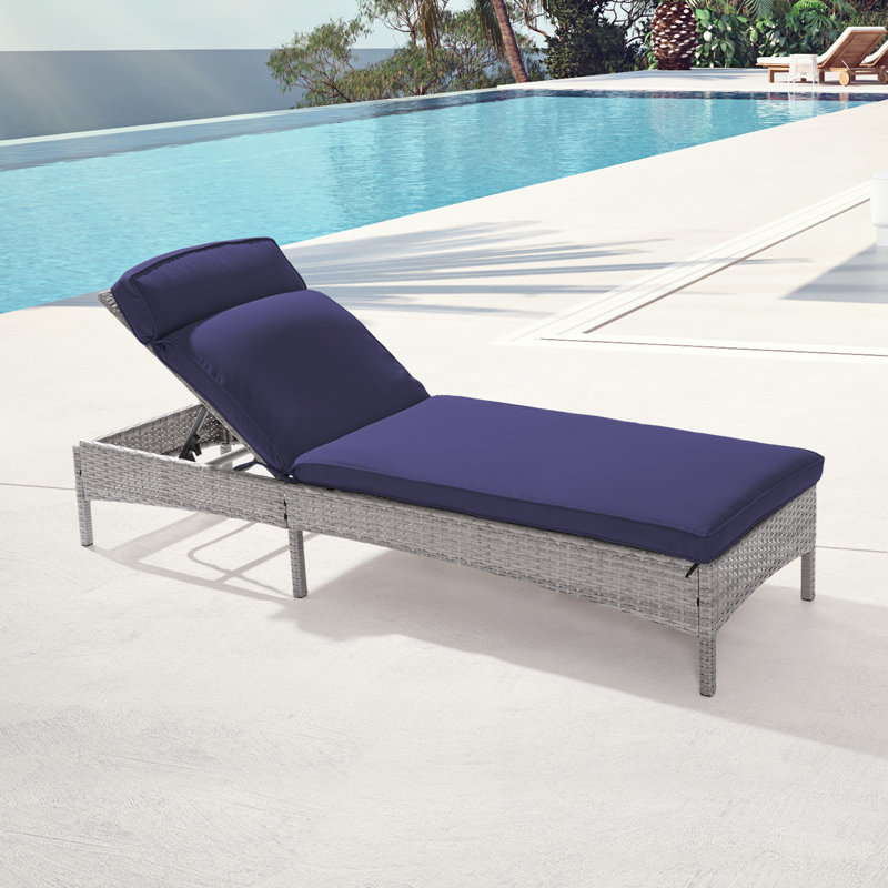 Chaise longue d'extérieur en osier avec coussin Eban, Bleu marine