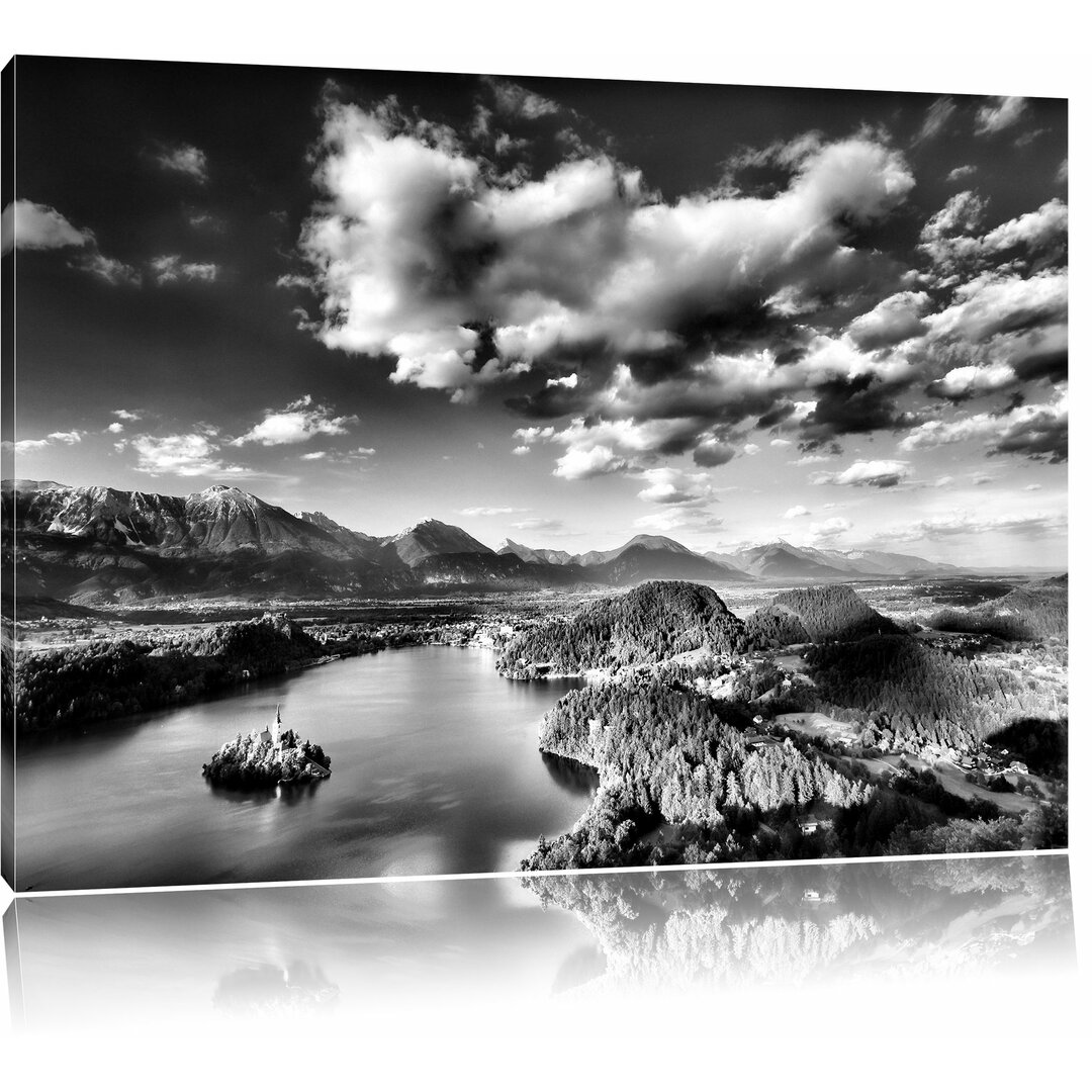 Leinwandbild Atemberaubende Seen Landschaft in Monochrom