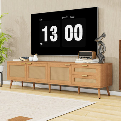 Meuble télé moderne avec portes d'armoire en rotin, 2 tiroirs, trous de câbles et pieds robustes