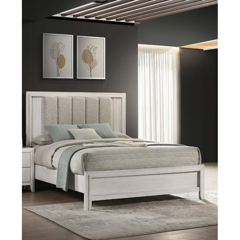 Grand lit à panneau tapissier avec tête de lit verticale moelleuse