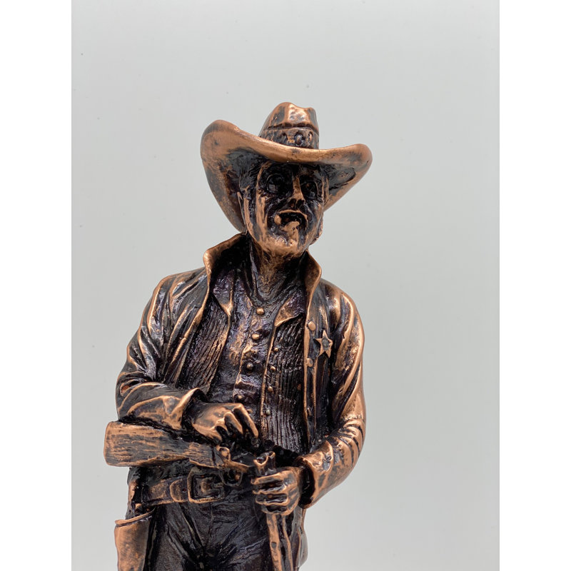 Cowboy Folkeste debout avec cactus