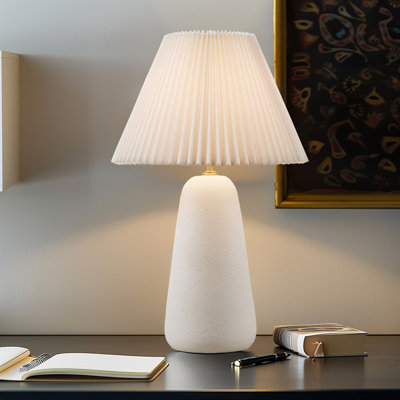 Lampe de table Veluna en céramique texturée blanche avec abat-jour cannelé