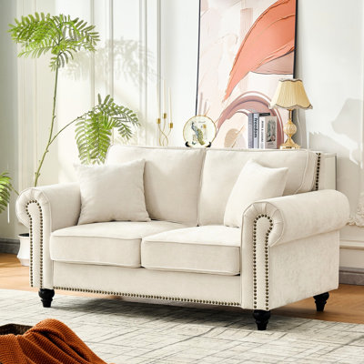 Chenille 2 places 63 pouces avec accoudoirs roulés, pieds en bois et garniture cloutée beige 63 pouces pour espaces de vie, rembourrage en mousse haute densité, tissu en velours doux, structure solide, accoudoirs incurvés, moyen