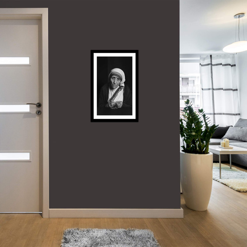 «Mother Teresa», photographie encadrée, H 24 po x l 16 po x P 1 po, Papier encadré noir