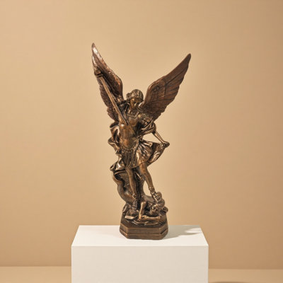 Une statue en résine de l'archange Saint-Michel