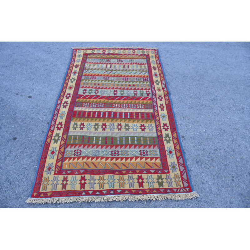 Tapis oriental rétro kilim turc avec tissage Sumac: idéal pour la décoration bohémienne et ethnique rouge / arc-en-ciel