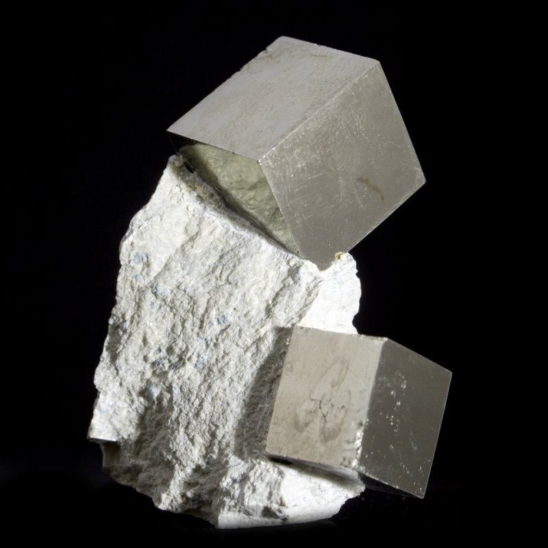 Double cristaux de pyrite cubiques sur mini-matricielle
