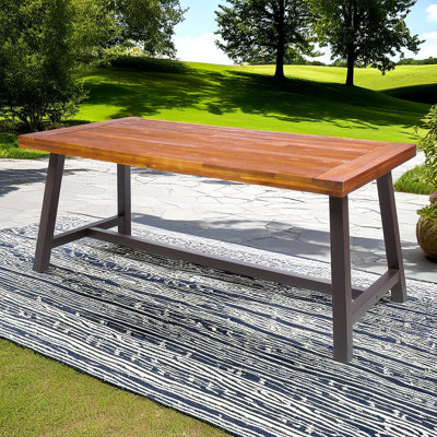 Table de salle à manger d'extérieur au fini sablé avec pieds en fer rustique