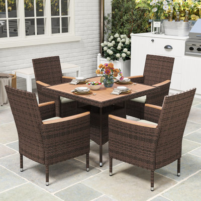 Ensemble repas extérieur pour 4 personnes avec coussins