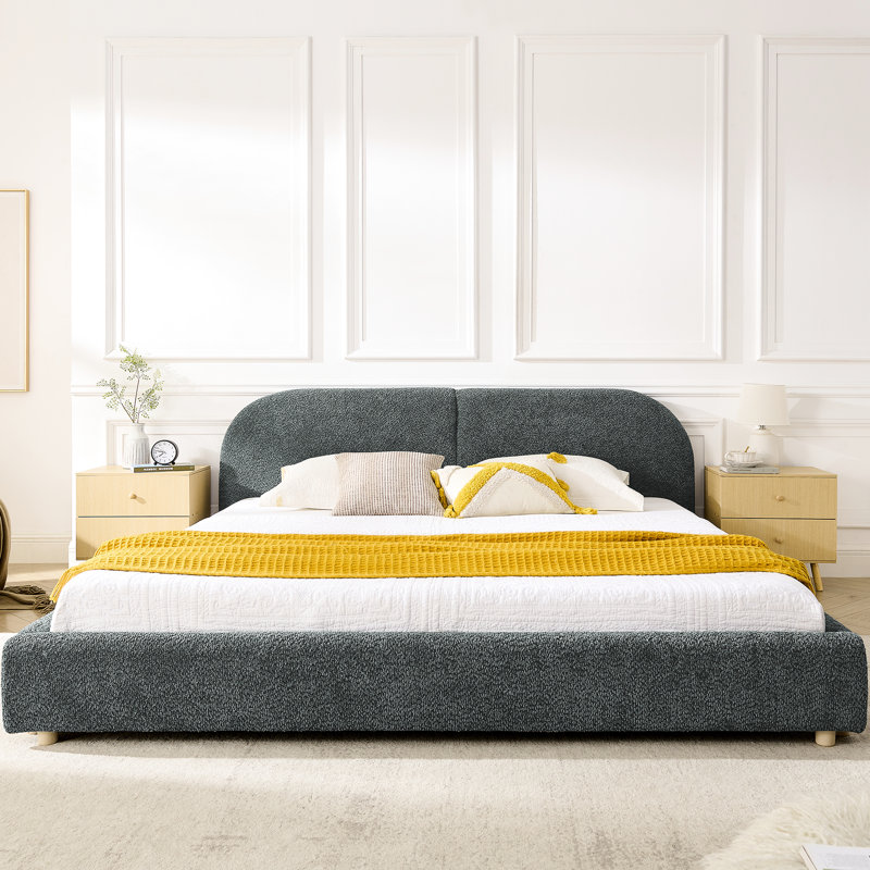 Très grand lit tapissier gris foncé, look minimaliste moderne, haute tête de lit incurvée, tissu, pieds pour le confort de la chambre à coucher, esthétique, structure robuste pour les pieds,