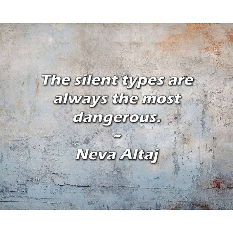 Citation artistique «Les types silencieux sont toujours les plus dangereux». Toile tendue par By Neva Altaj Gallery