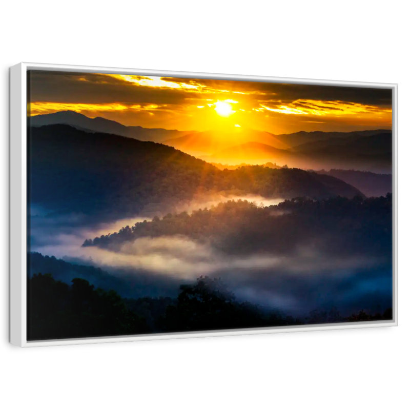 Lever de soleil sur les montagnes enfumées, 13 po x 9 po, Cadre flottant blanc