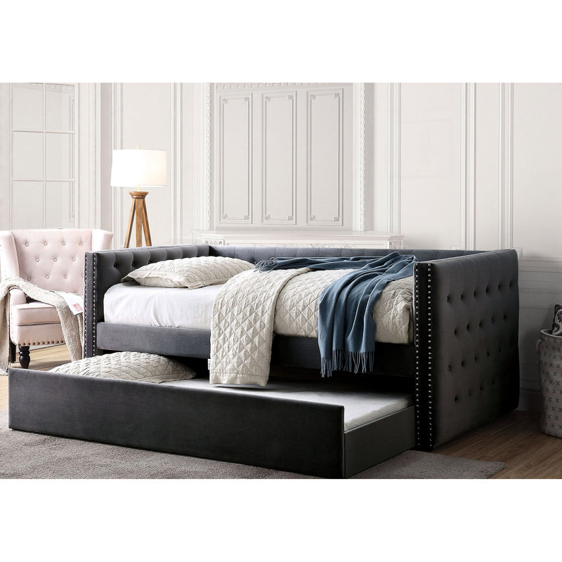 Lit de jour transitionnel gris avec couchette, revêtement en flanelle capitonnée et garniture cloutée, ensemble de lattes fourni