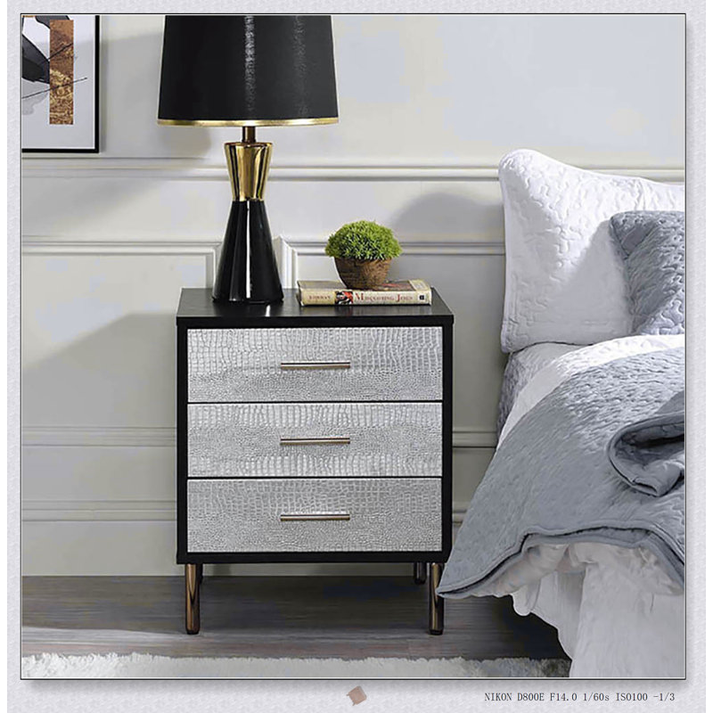 Élégante table de chevet à 3 tiroirs avec pieds en métal, motifs décoratifs et amplement de rangement pour les chambres modernes