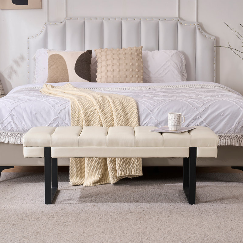 Banc de chambre à coucher l 46,5 po avec pieds en métal Laytona, Beige, Noir