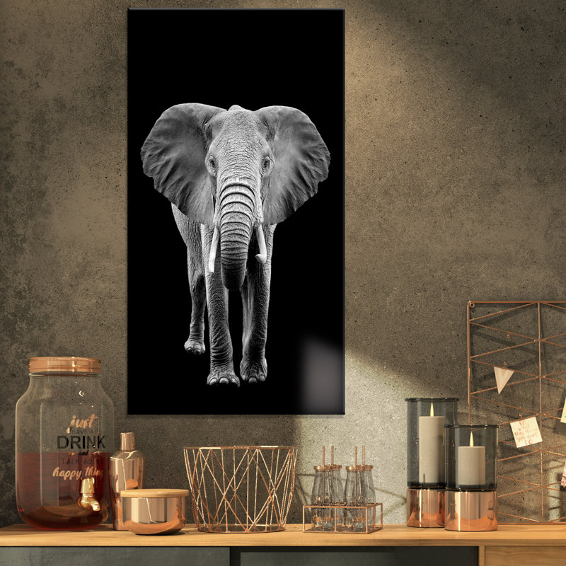 «Elephant on Dark», impression sur toile tendue, H 32 po x l 16 po x P 1 po