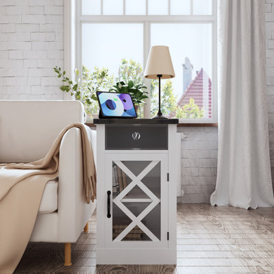 Table de bout Farmhouse avec station de charge, table de chevet rustique 15,4 po avec porte de grange et tablette réglable, table d'appoint en bois avec rangement à 3 niveaux pour le salon, la chambre à coucher