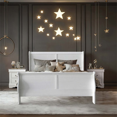 Grand lit Louis Louis III à finition blanche avec conception de traîneau, fabrication durable et assemblage facile pour les chambres à coucher modernes.